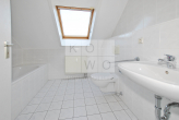 Badezimmer - 3-Zimmer-Dachgeschosswohnung mit Balkon und Tageslichtbad in Colditz