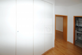 Flur mit Einbauschrank - Attraktive 2-Zimmer-Wohnung mit Einbauküche in Leipzig-Reudnitz