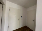 Flur - 2-Zimmer-Wohnung mit Laminat und Balkon im Neubau von 2022 in zentraler Lage