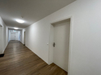 Flur im Treppenhaus - 2-Zimmer-Wohnung mit Laminat und Balkon im Neubau von 2022 in zentraler Lage