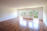 Renovierte 1-Zimmer-Wohnung mit Laminat und Blick ins Grüne! - Zimmer