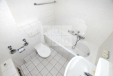Renovierte 1-Zimmer-Wohnung mit Laminat und Blick ins Grüne! - Badezimmer