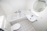 Renovierte 1-Zimmer-Wohnung mit Laminat und Blick ins Grüne! - Badezimmer