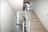 Renovierte 1-Zimmer-Wohnung mit Laminat und Blick ins Grüne! - Treppenhaus