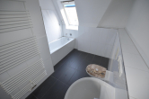 Badezimmer - Charmante 4-Zimmer-Dachgeschosswohnung in begehrter Lage