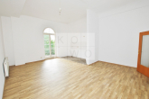 Wohnzimer mit Blick auf Küche - 2-Zimmer-Wohnung mit Terrasse und offener Küche im König-Georg-Wohnpark Wurzen