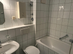 Bad - 2-Zimmer-Wohnung mit Balkon, Stellplatz und Potenzial zur individuellen Gestaltung